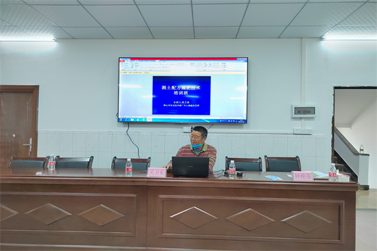 5.高級農(nóng)藝師吳衛(wèi)東對社員進行測土配方施肥技術培訓課程_副本.jpg