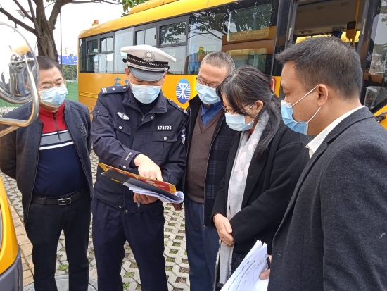 已處理32  沙坪街道中心小學聯(lián)合交警部門對校車進行檢查.jpg