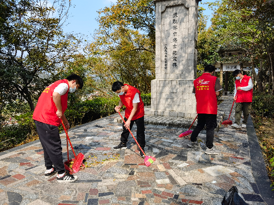 清明節(jié)來臨之際，宅梧鎮(zhèn)退役軍人服務站工作人員發(fā)動退役軍人僑都星火志愿服務隊對我鎮(zhèn)四座烈士紀念碑進行巡查、打掃清潔工作，志愿服務隊們也是“收獲滿滿”啊3.jpg