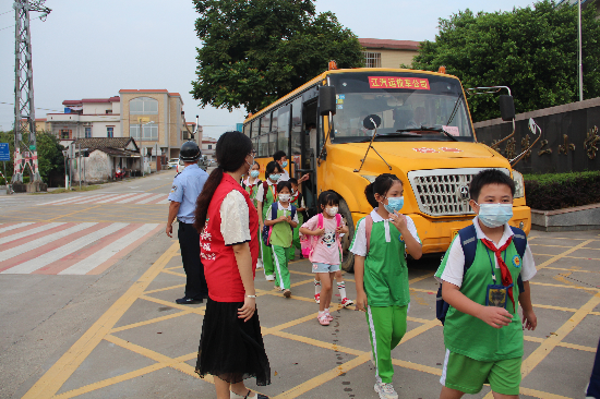 鶴城二小校車的接送.JPG