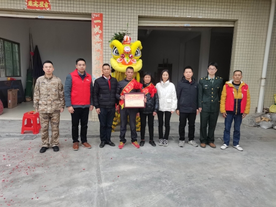 已處理1674092129216市退役軍人事務(wù)局副局長溫寶謙一行到龍都村現(xiàn)役軍人王耀成家中送立功喜報，并提前向王耀成家屬送上新春祝福，鼓勵軍人努力拼搏、再立新功。.jpg