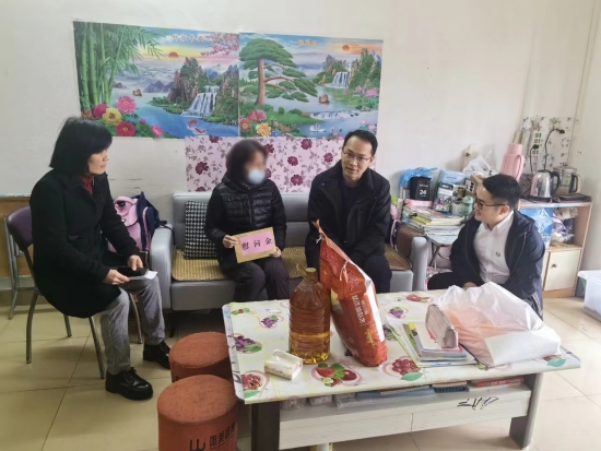 已處理1706842077704右二市 委副書(shū)記趙磊，左一市總工會(huì)副主席呂麗群.jpg