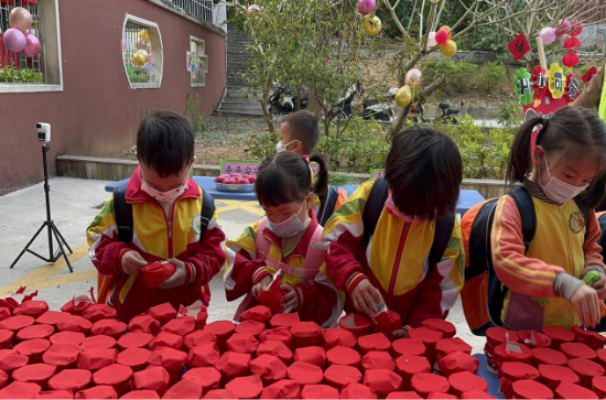 宅梧鎮(zhèn)中心幼兒園為孩子們精心策劃了“幸運(yùn)拆盲盒”獨(dú)特的開學(xué)儀式，在踏入幼兒園門口的一剎那，就給了孩子們一個(gè)大大的驚喜。.png