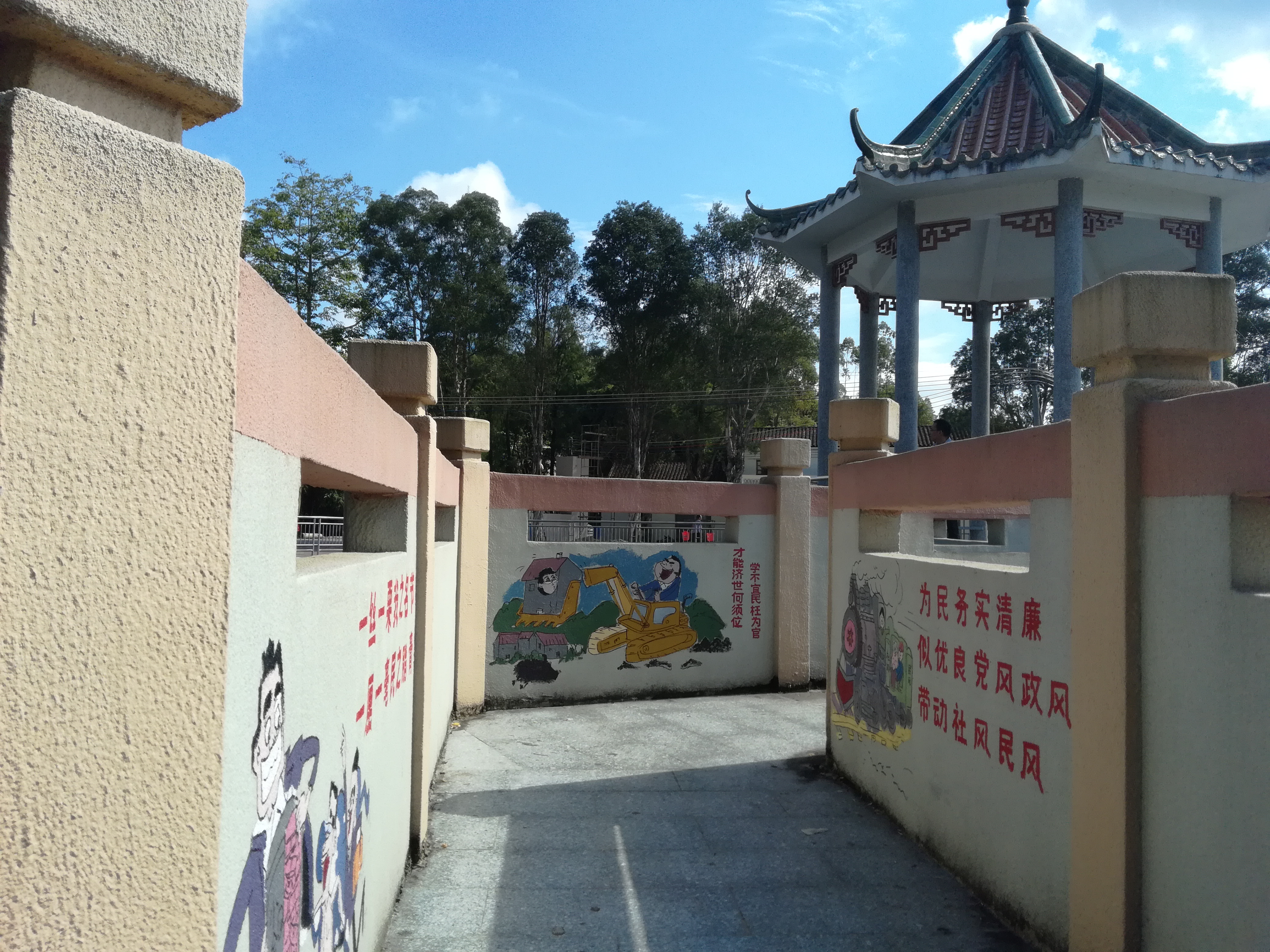 17 法治村創(chuàng)建示范點(diǎn)：共和鎮(zhèn)來(lái)蘇村法治漫畫長(zhǎng)廊2.jpg