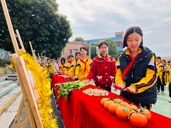 龍溪小學(xué)孩子一個(gè)接一個(gè)摸意頭，好事一樁一樁接踵而來(lái)！.jpg