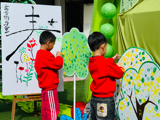 新星幼兒園開(kāi)學(xué)點(diǎn)春---成長(zhǎng)的力量，孩子感受春的美好，我為小樹(shù)添綠啦！.jpg