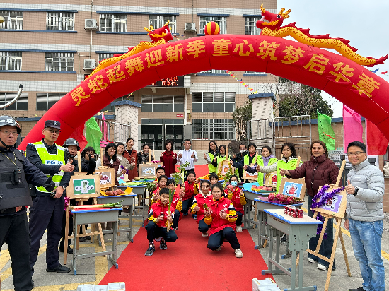 龍溪小學(xué)教師、公安民警、志愿者、家長(zhǎng)們一同保駕護(hù)航.jpg