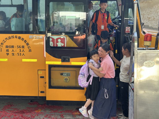 19.鶴城一小 學(xué)校教師及跟車阿姨正在引導(dǎo)同學(xué)們下校車，確保學(xué)生上下安全 (3).jpg