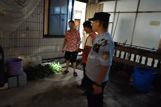 中山所聯(lián)合社區(qū)專項召集14家酒店公寓負責(zé)人，明確清積水、點蚊片等要求，并現(xiàn)場派發(fā)蚊片，強化跟進監(jiān)督，確保壓實經(jīng)營主體責(zé)任。 (1).jpg